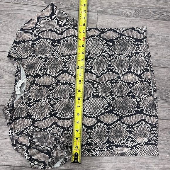 Aritzia babaton women’s everyday t-shirt snakeskin print - Picture 5 of 6